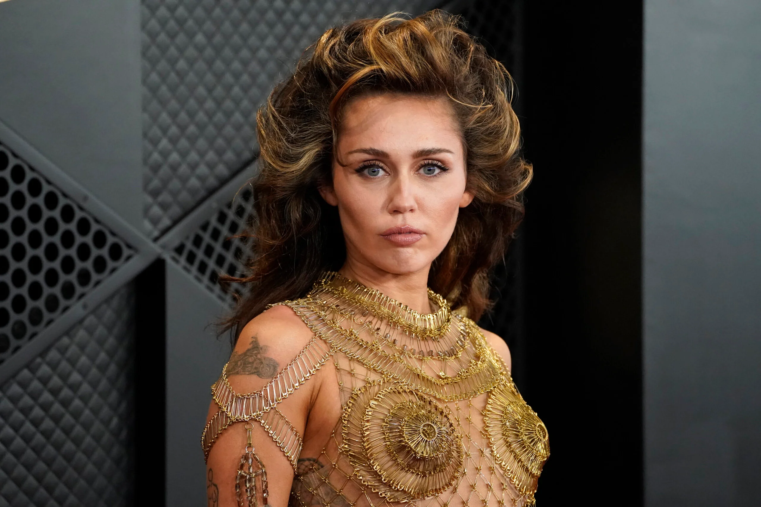 "Grammy Glamour: Miley Cyrus Pays Tribute to Icons